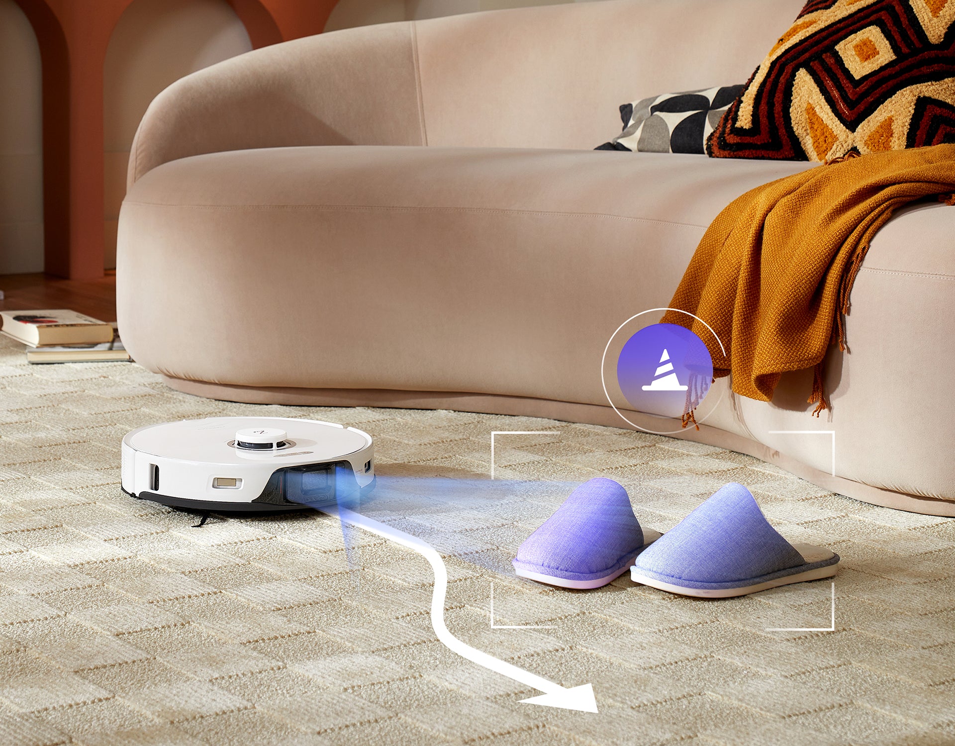 L'aspirateur robot Roborock nettoie le tapis tout en évitant les pantoufles sur le sol L'aspirateur robot Roborock nettoie le tapis tout en évitant les pantoufles sur le sol